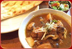 手羽元とキノコとじゃがいものカレー（ナン又はライス、ミニサラダ、ドリンク＜平日ランチのみ＞付き ）
